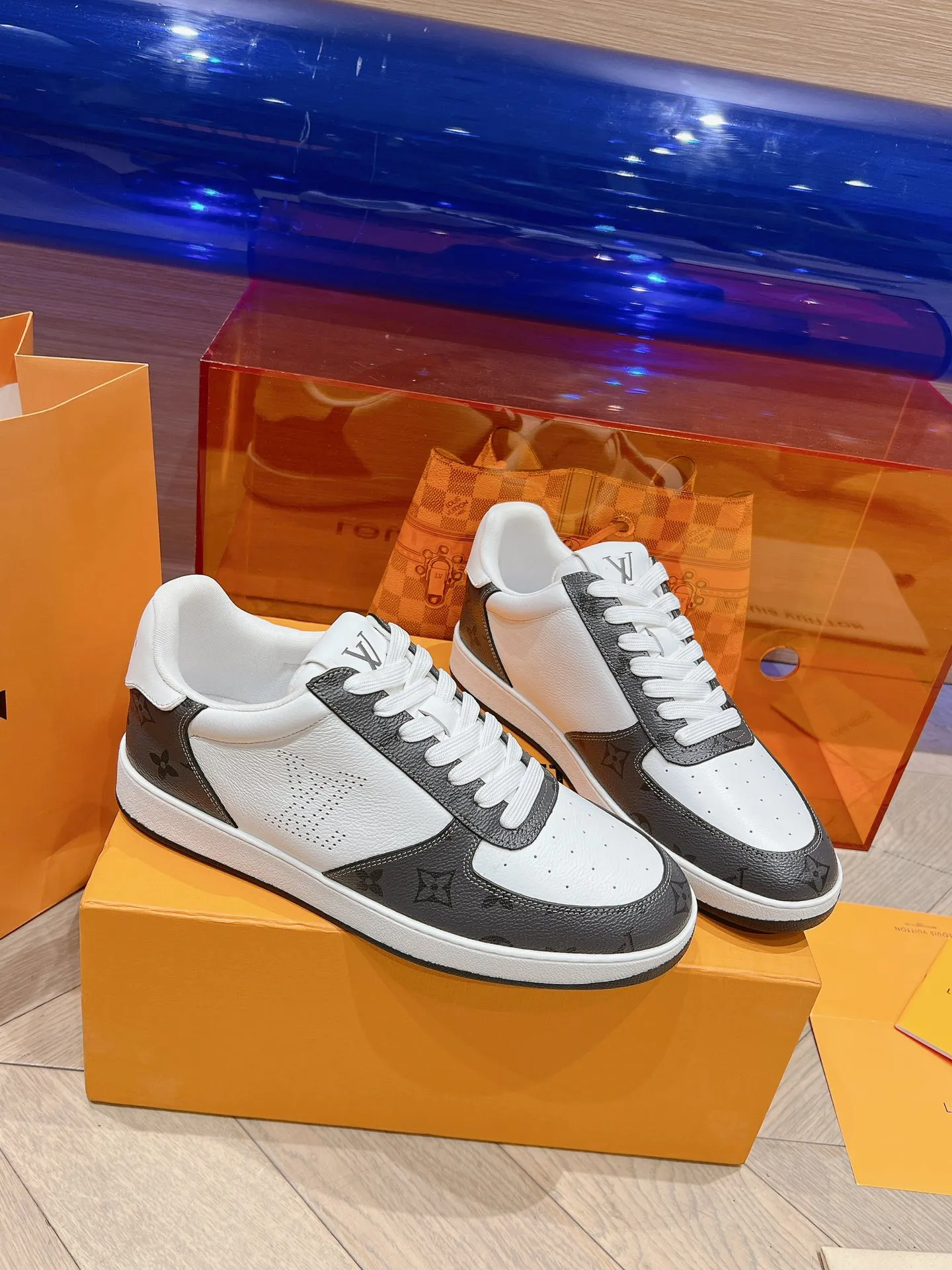 👟👟Ex-factory price 680👟👟 LV new white shoes men's letter series letter color matching pure cowhide 3D printed breathable holes men's casual business travel shoes👟full of comfort Size number: 39-45